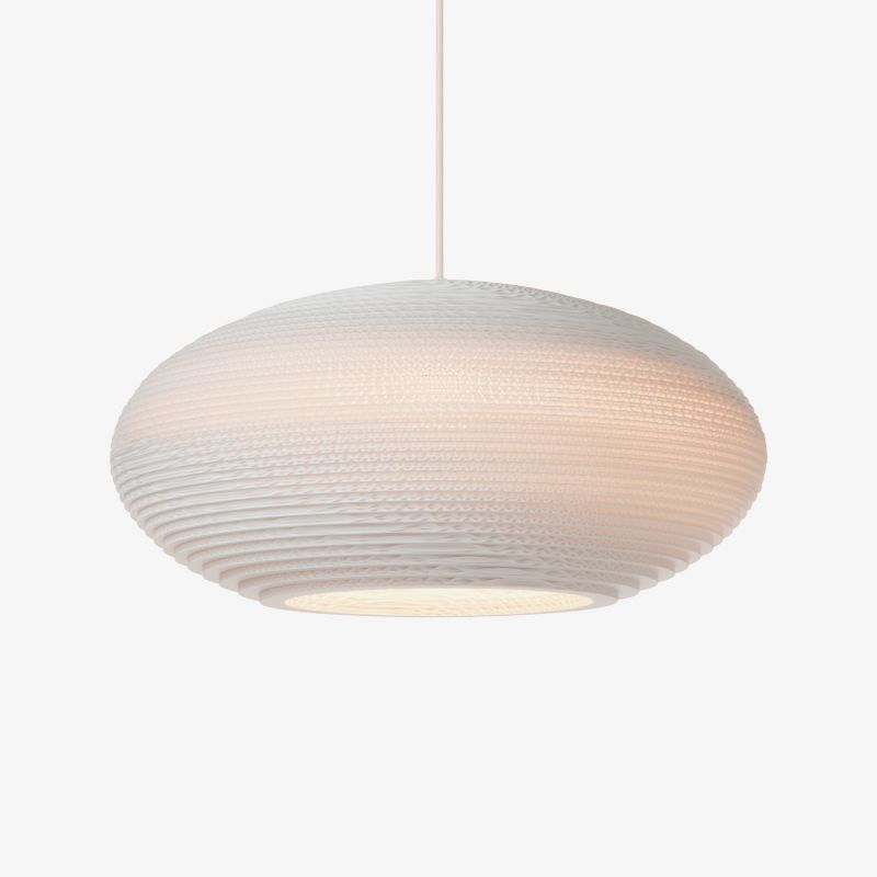 Weiße Scraplights Disc Hängeleuchte von Graypants: Moderne Pendelleuchte aus recycelter Pappe für stimmungsvolle Beleuchtung.